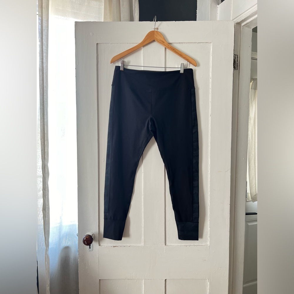 ❤️ Vuori Midnight Black/Camo Leggings